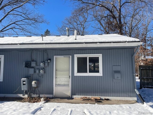 Building Photo - 6482 Riverdale Rd