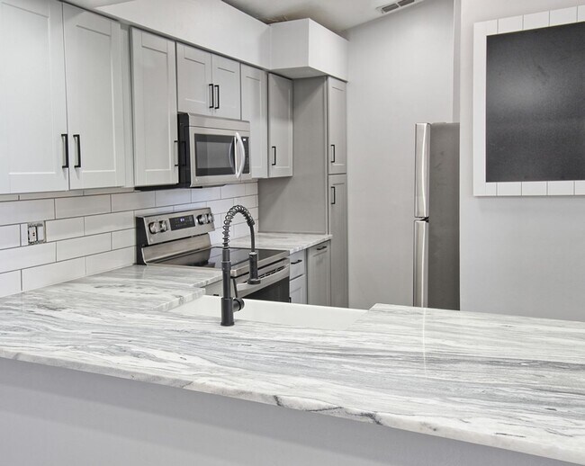 Building Photo - New Remodel! Gorgeous 2 Bedroom Condo! Amazing Location!