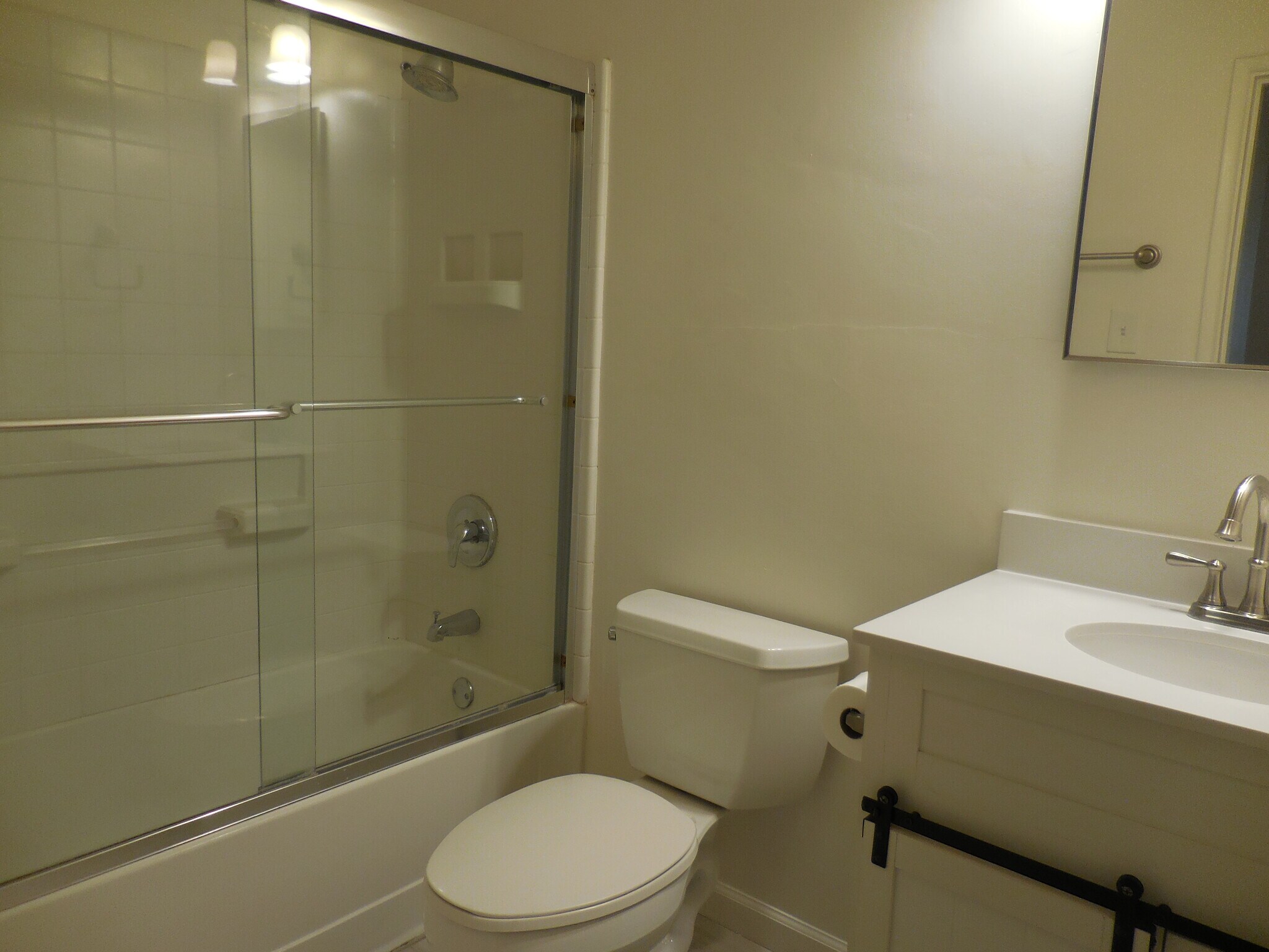 Hallway Bath - 1409 E Orange St