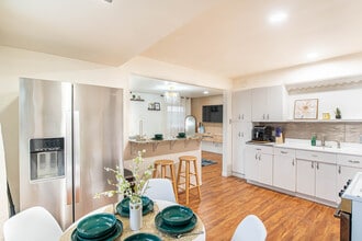 Building Photo - 6203 Thorn St