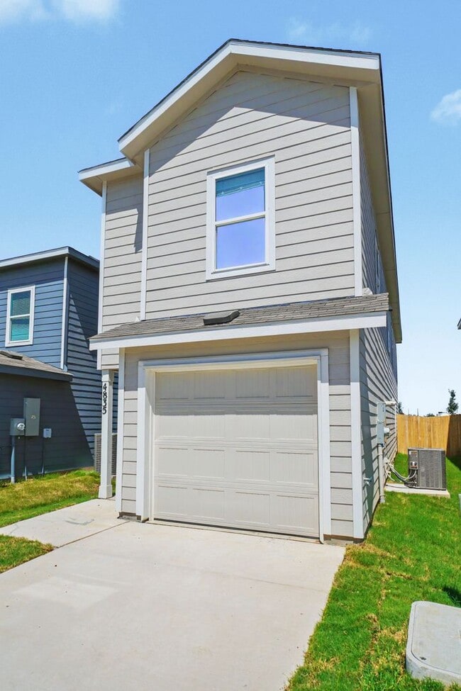 Building Photo - Gorgeous Open-Concept Home Near Randolph AFB - Realtor Commission: $500