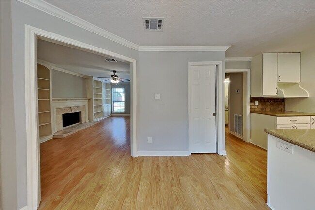 Building Photo - 3918 Forest Village Dr