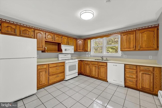 Building Photo - 260 Paradise Rd