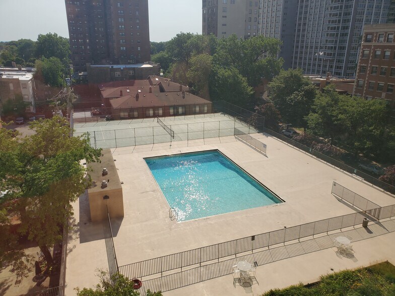 Building Photo - 4343 N Clarendon Ave