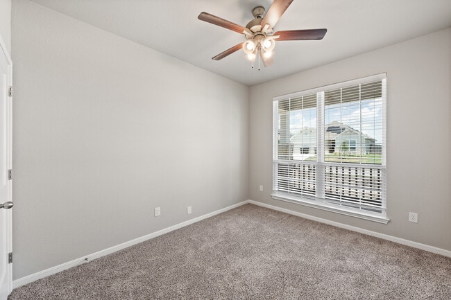 Building Photo - 517 La Parra Bend