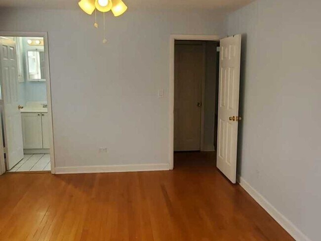 Building Photo - 1643 W Sherwin Ave