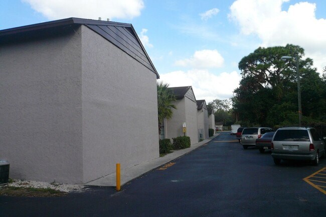 Building Photo - Baywatch Apartments- Five Minutes Driving from USF