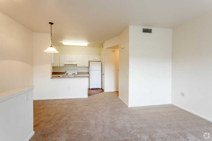 1BD, 1BA - 745 SF - Reserve at Castle Highland