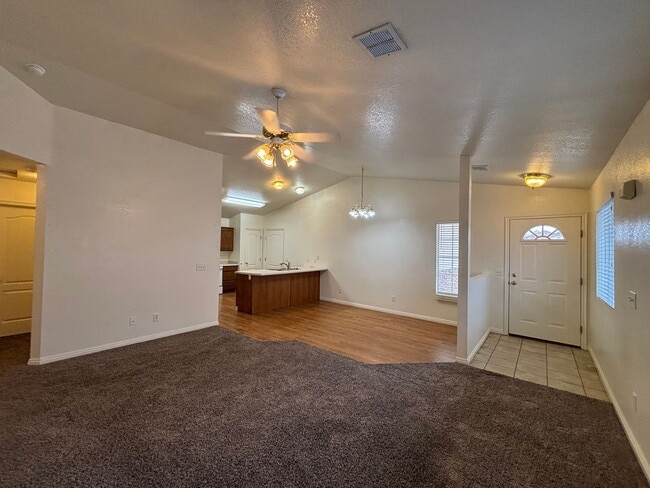 Building Photo - DARLING TOWNHOME FOR RENT IN HURRICANE!