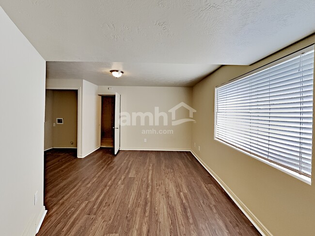Building Photo - 3224 E Golden Eagle Rd