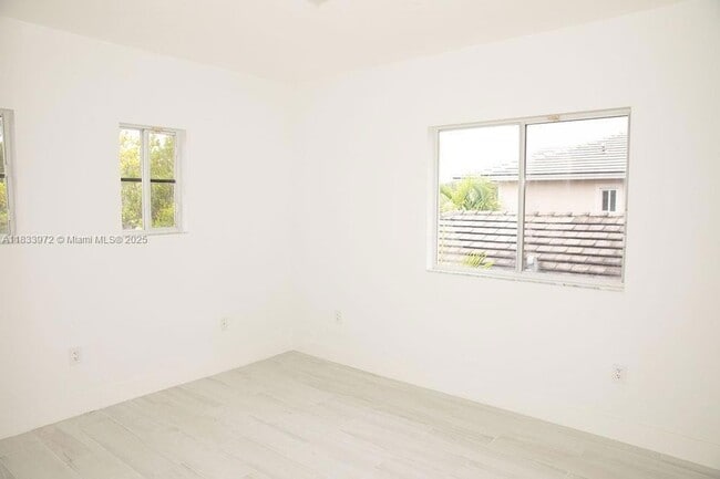 Building Photo - 273 SE 32nd Ave
