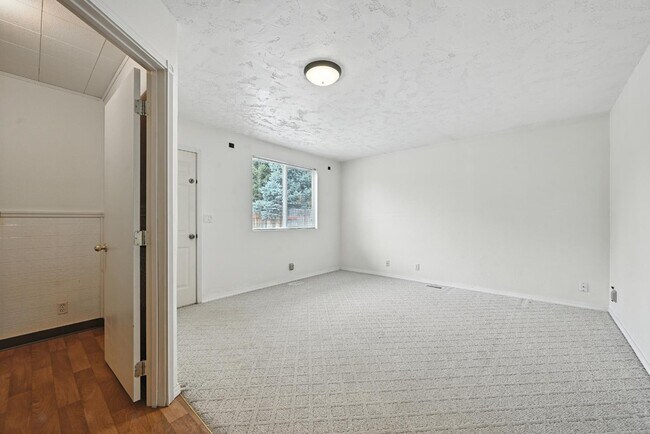 Building Photo - 5827 Orchid Wy S