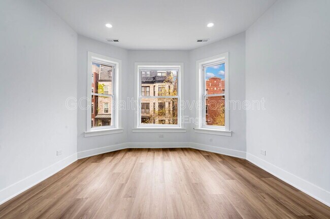 Building Photo - 3744 N Wilton Ave