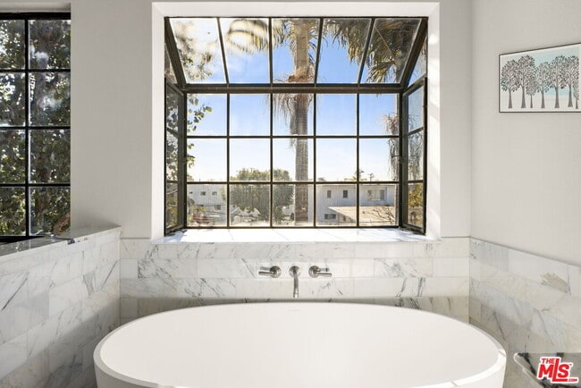 Building Photo - 202 San Vicente Blvd