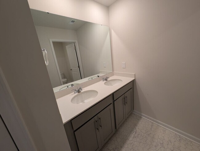 Building Photo - Spacious 2 story, 5 bedroom, 3 bath Home located in Secrest Commons Community!