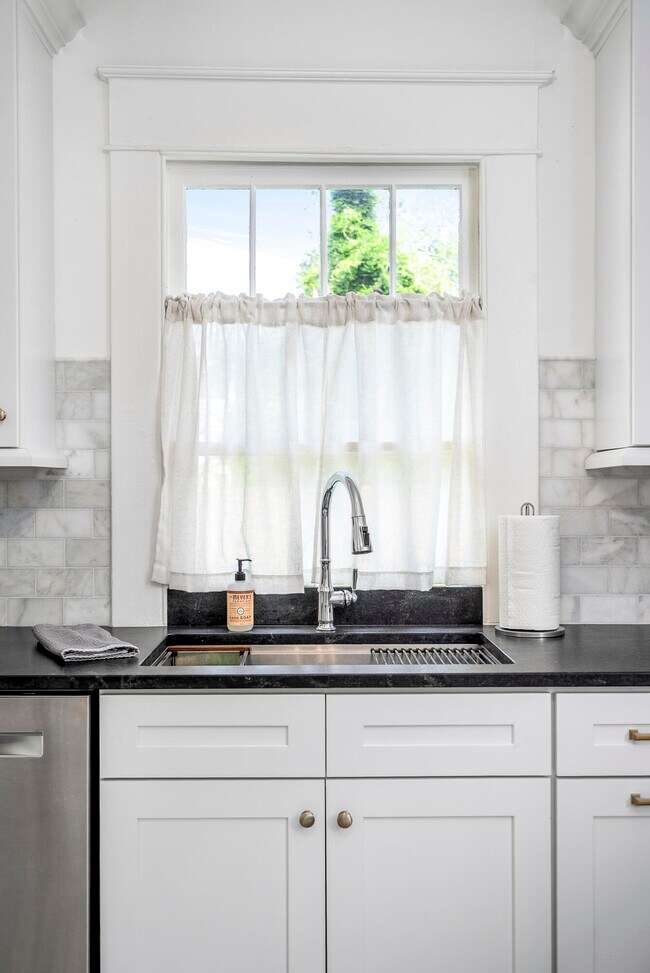 Building Photo - 227 Kershaw St NE