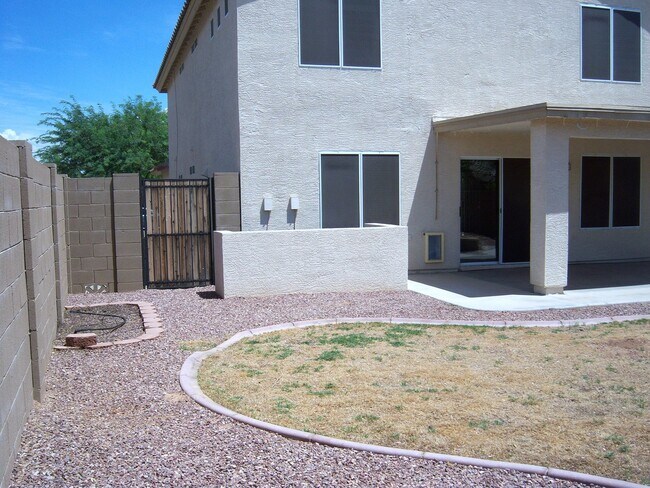 Building Photo - GREAT 4BEDROOM/3BATH HOME WITH ALL THAT YO...