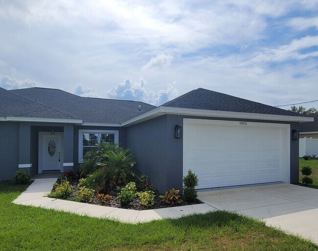 Building Photo - 4 Bedrooms and 2 Bathrooms