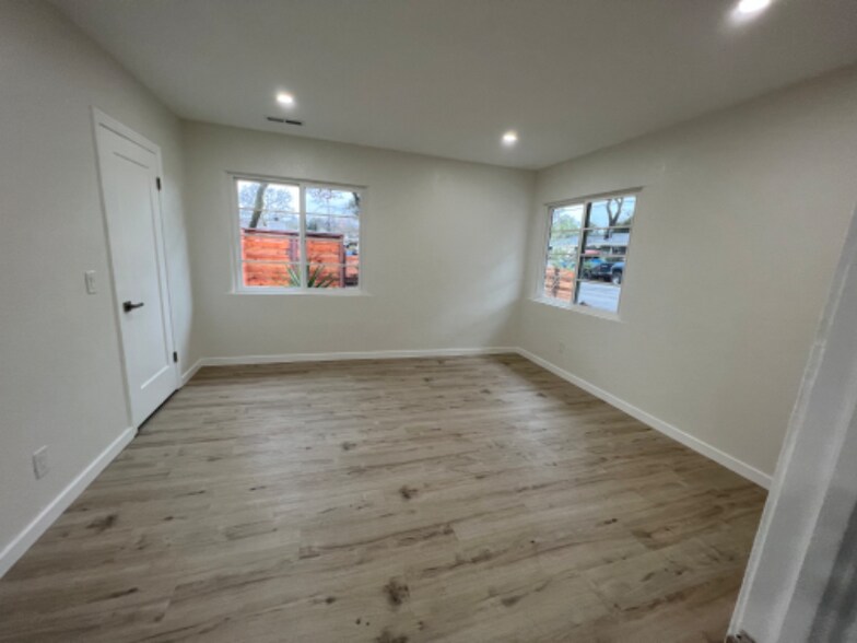 Building Photo - 400 Calle Del Monte