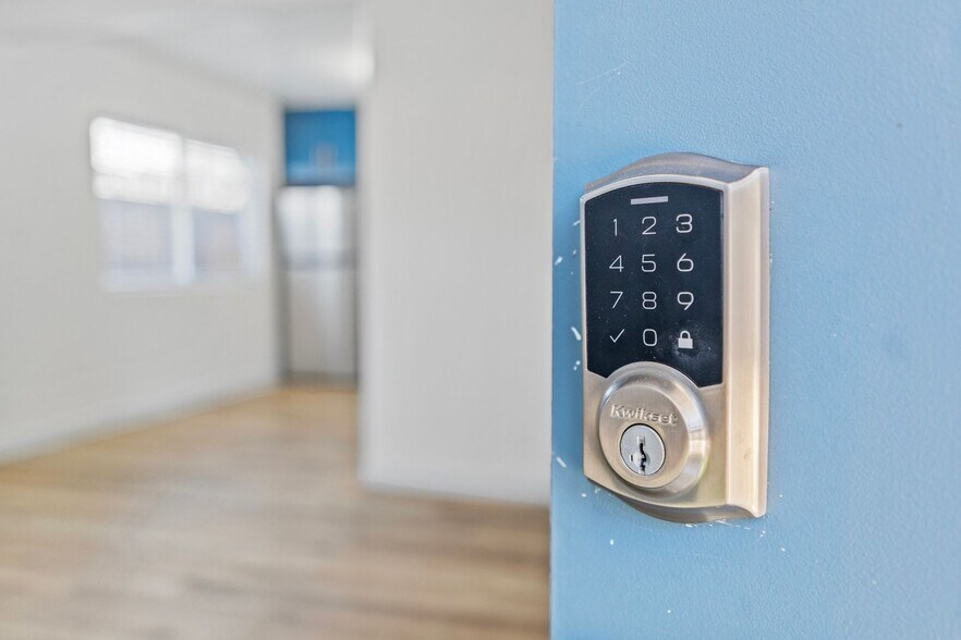 Building Photo - 1078 E 7th St