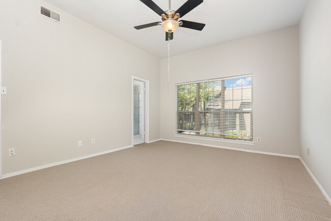 Building Photo - 10438 High Hollows Dr