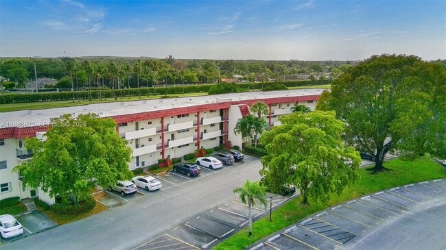 Building Photo - 9820 S Hollybrook Lake Dr