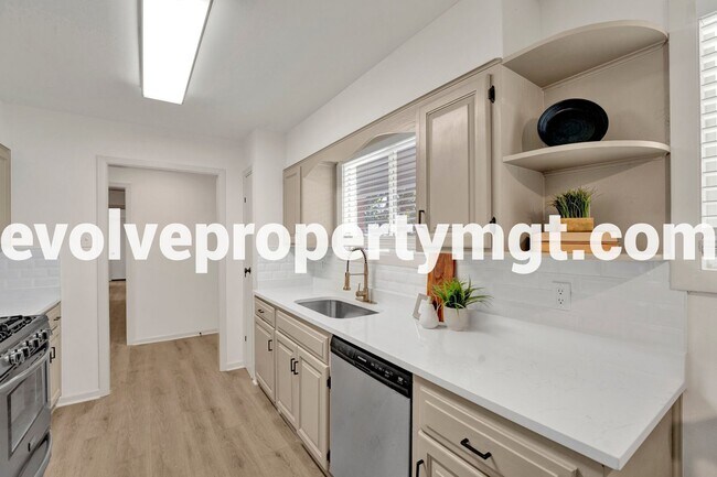 Building Photo - NEWLY RENOVATED HOME!
