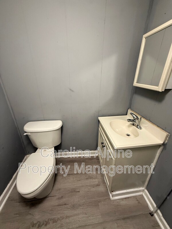 Building Photo - 109 Pine Ave