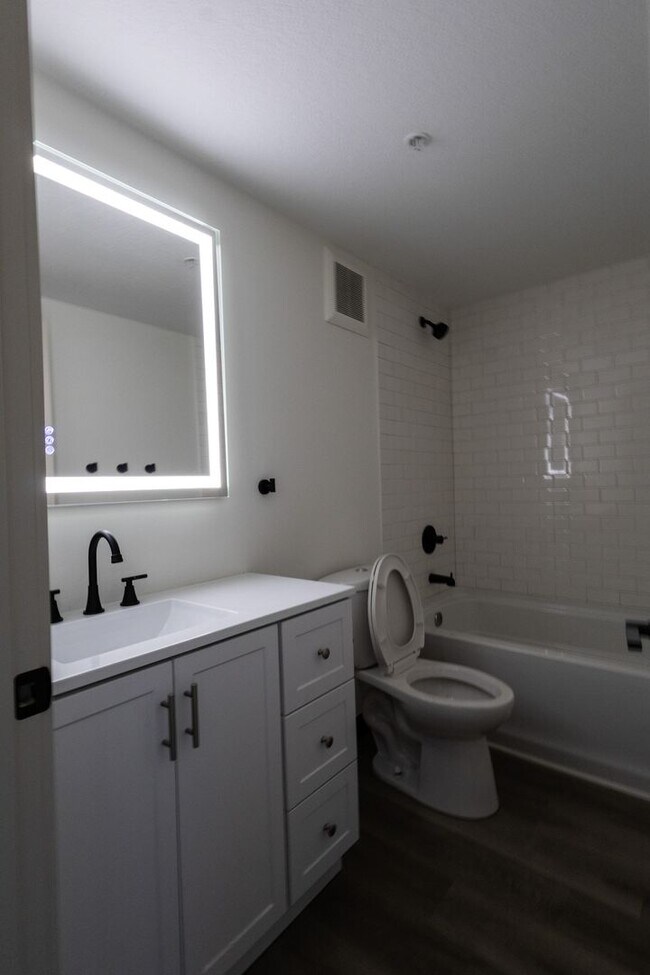 Building Photo - $1,450 / 2br - 560ft2 - RENOVATED 2BD, 1BA...
