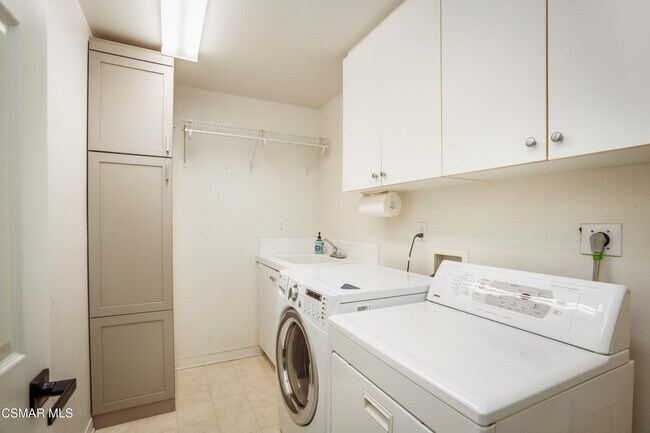 Building Photo - 1004 Lambourne Pl