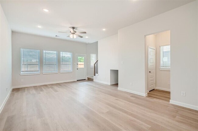 Building Photo - 33115 Oak Hts Pl