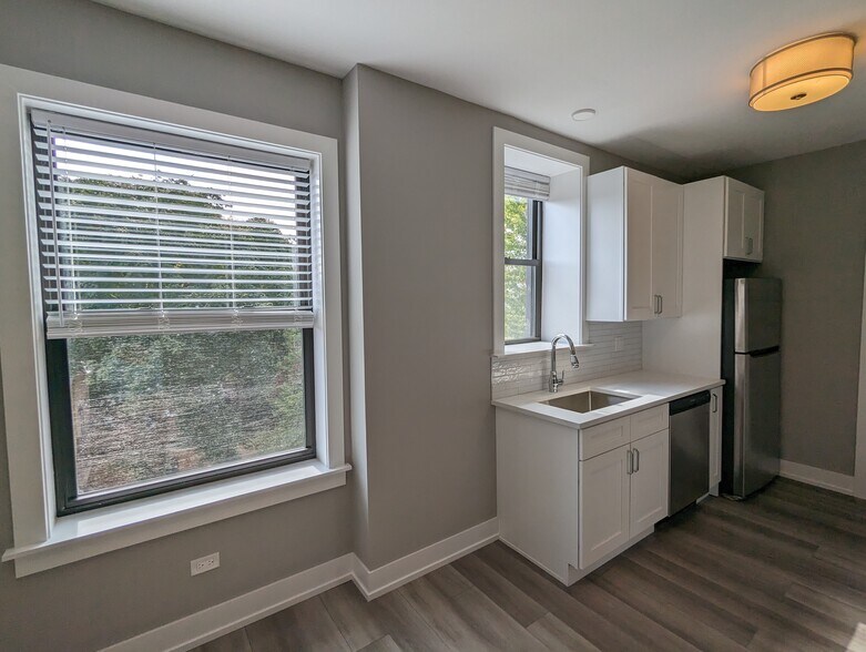 Building Photo - 3935 N Janssen Ave