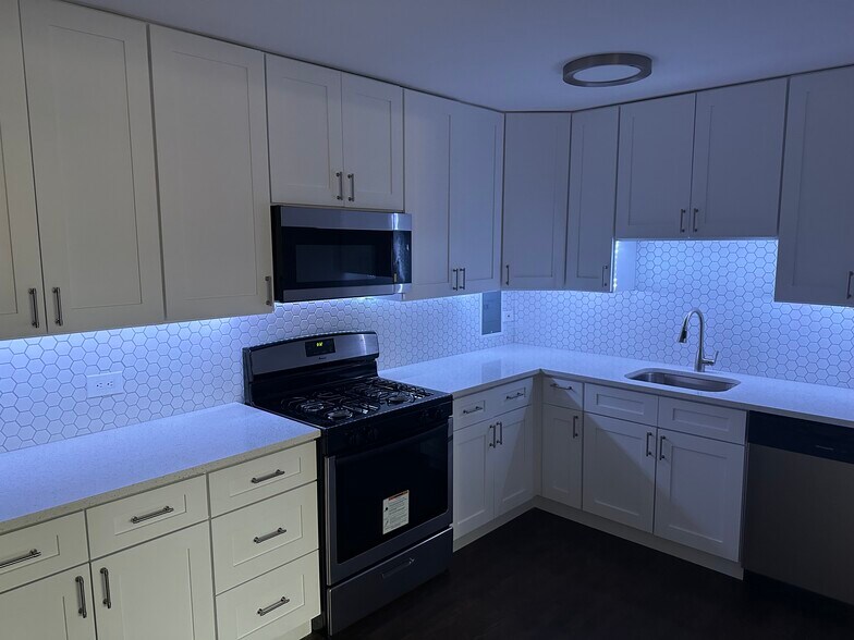 Building Photo - 2401 W Balmoral Ave