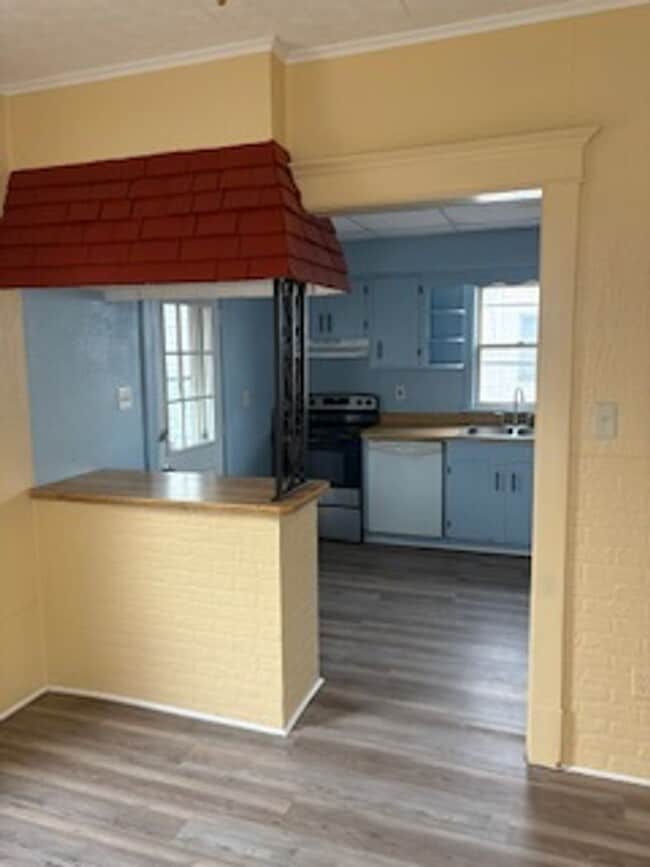 Building Photo - 3 BR house, garage, fenced yard