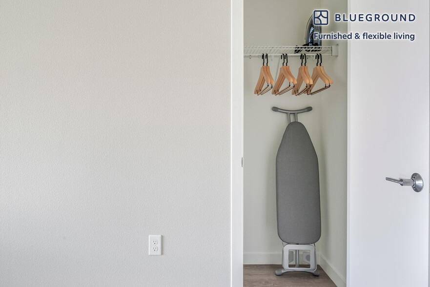 Building Photo - 3560 Rambla Pl