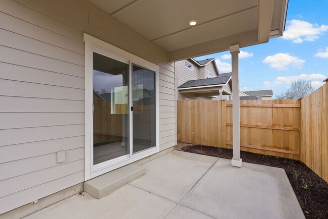 Building Photo - 4 bedroom home in desirable neighborhood