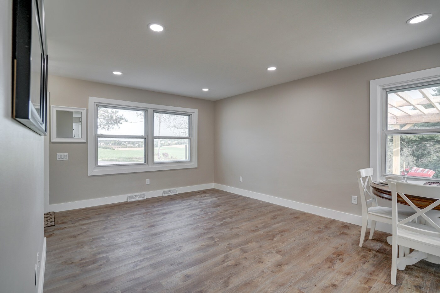 Open concept living room & dining - 4688 Capitol View Rd