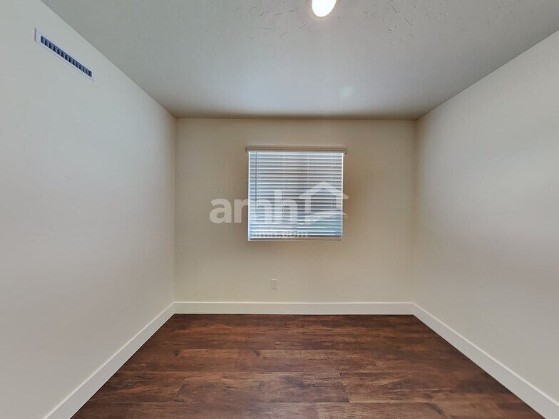 Building Photo - 1304 N Barkvine Ave