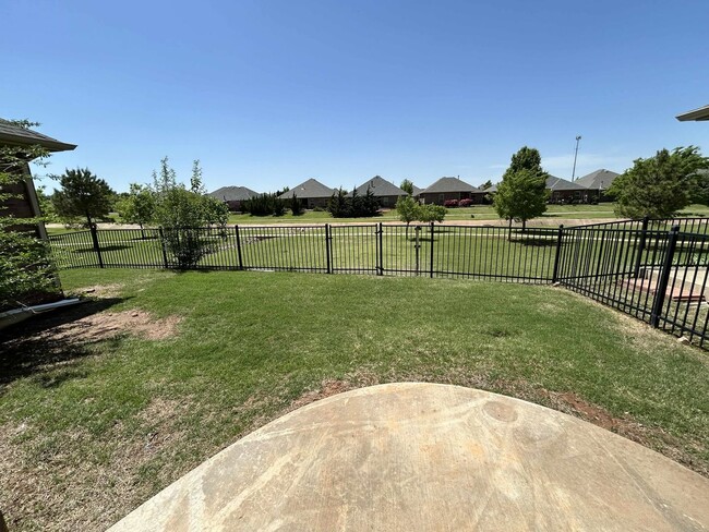 Building Photo - Elegant Living in the Heart of OKC – Impec...