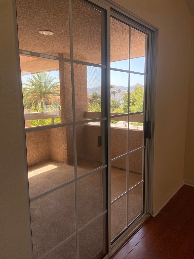 Building Photo - 435 E Valencia Ave