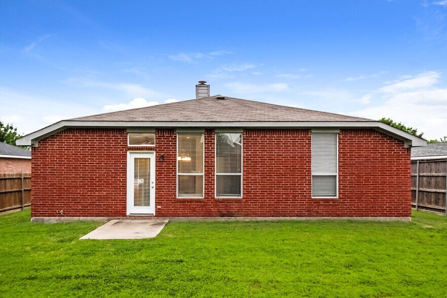 Building Photo - 4901 Fox Ridge Ln