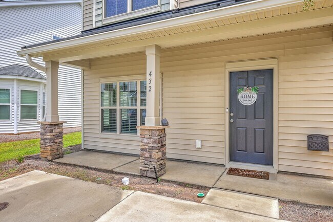 Building Photo - Spacious End-Unit Townhome with Modern Com...