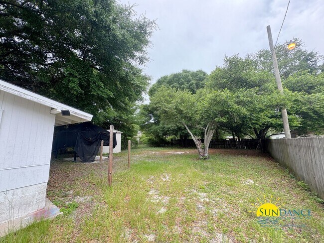 Building Photo - Vintage 3 Bedroom Home in the Heart of Fort Walton!