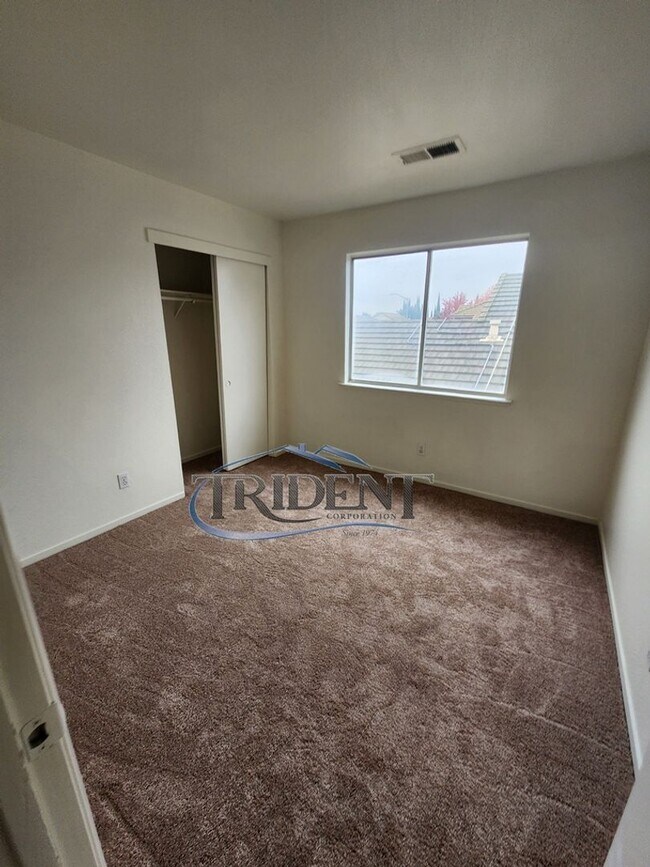 Building Photo - 3 bedroom, 2 ½ bath SOLAR home