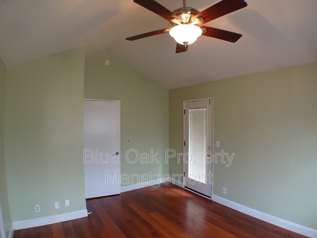 Building Photo - 1011 Lupin Ave