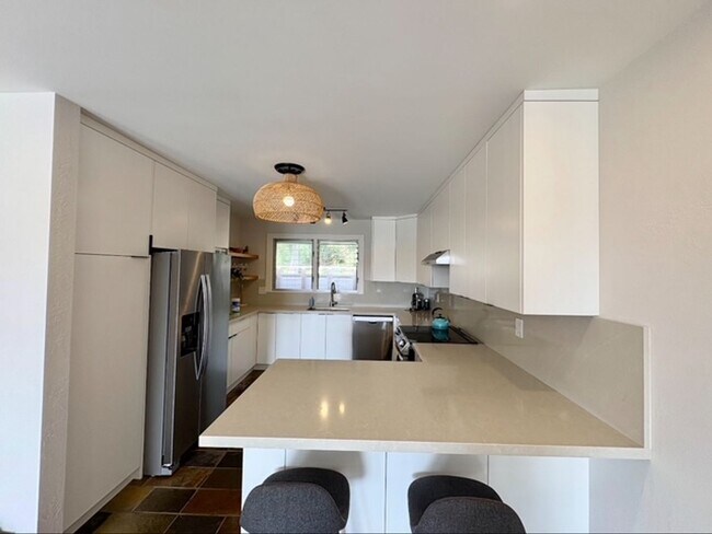 Building Photo - 3 Bedroom, 2 Bathroom Townhouse with a Lak...