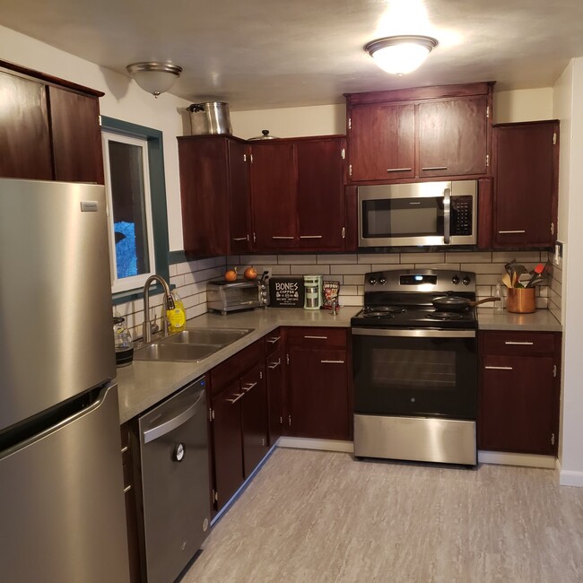 Building Photo - 397 S Revere St