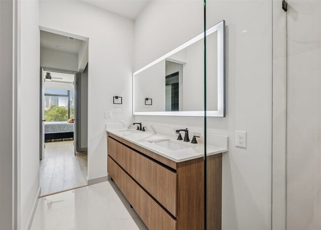 Building Photo - 1880 Beaumont St