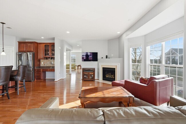 Building Photo - Located in a vibrant and highly sought after setting, this Richmond American Homes residence offe...