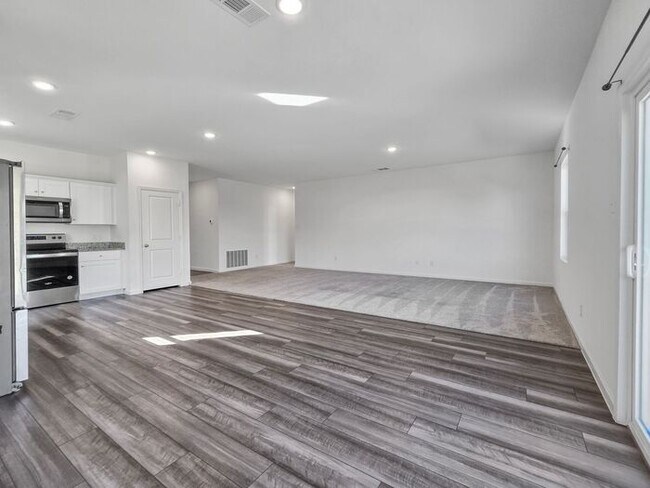 Building Photo - 3BR House • 2-Car Garage • In-Unit Washer/Dryer in Crowley